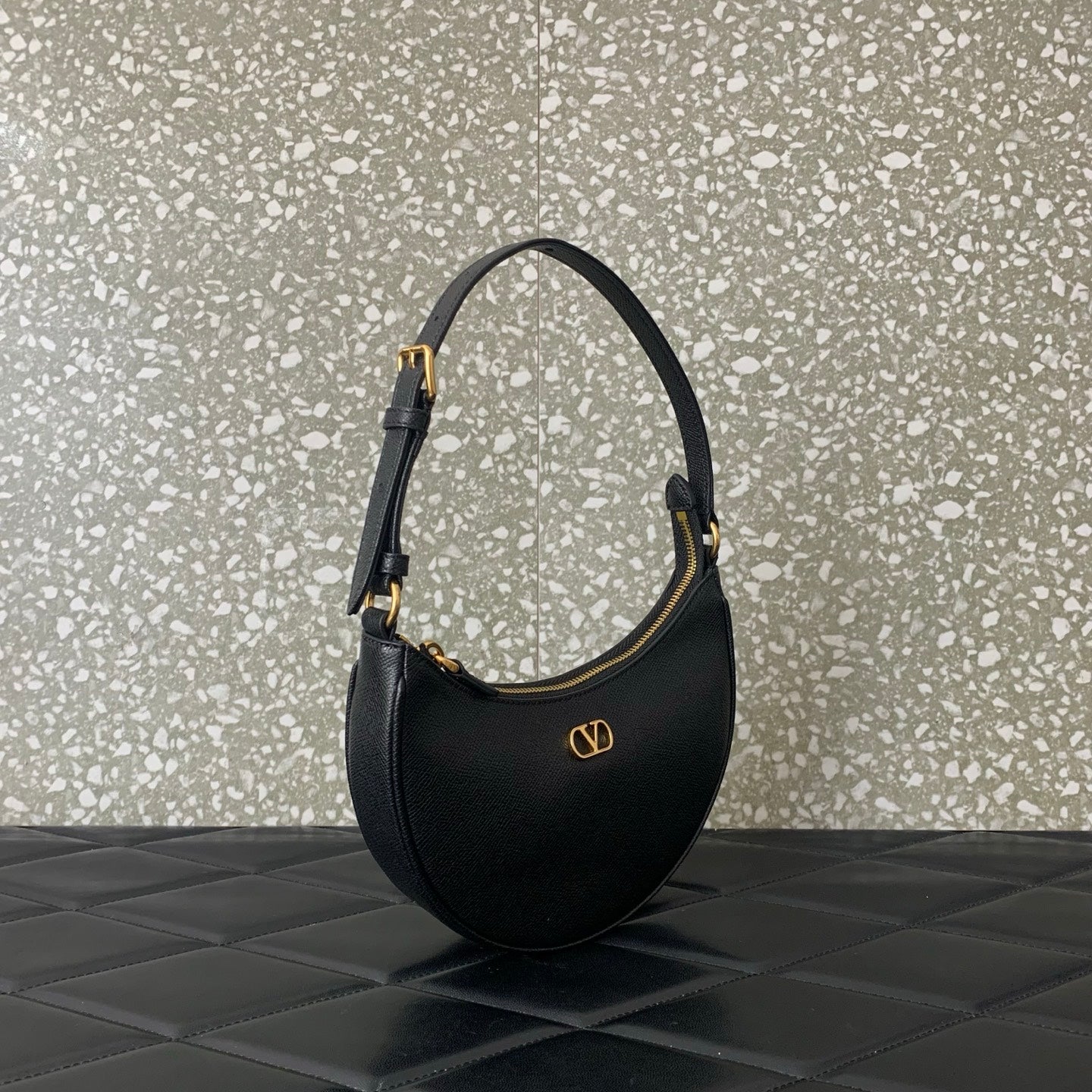 VA GARAVANI VLOGO mini sac hobo en veau noir 566882