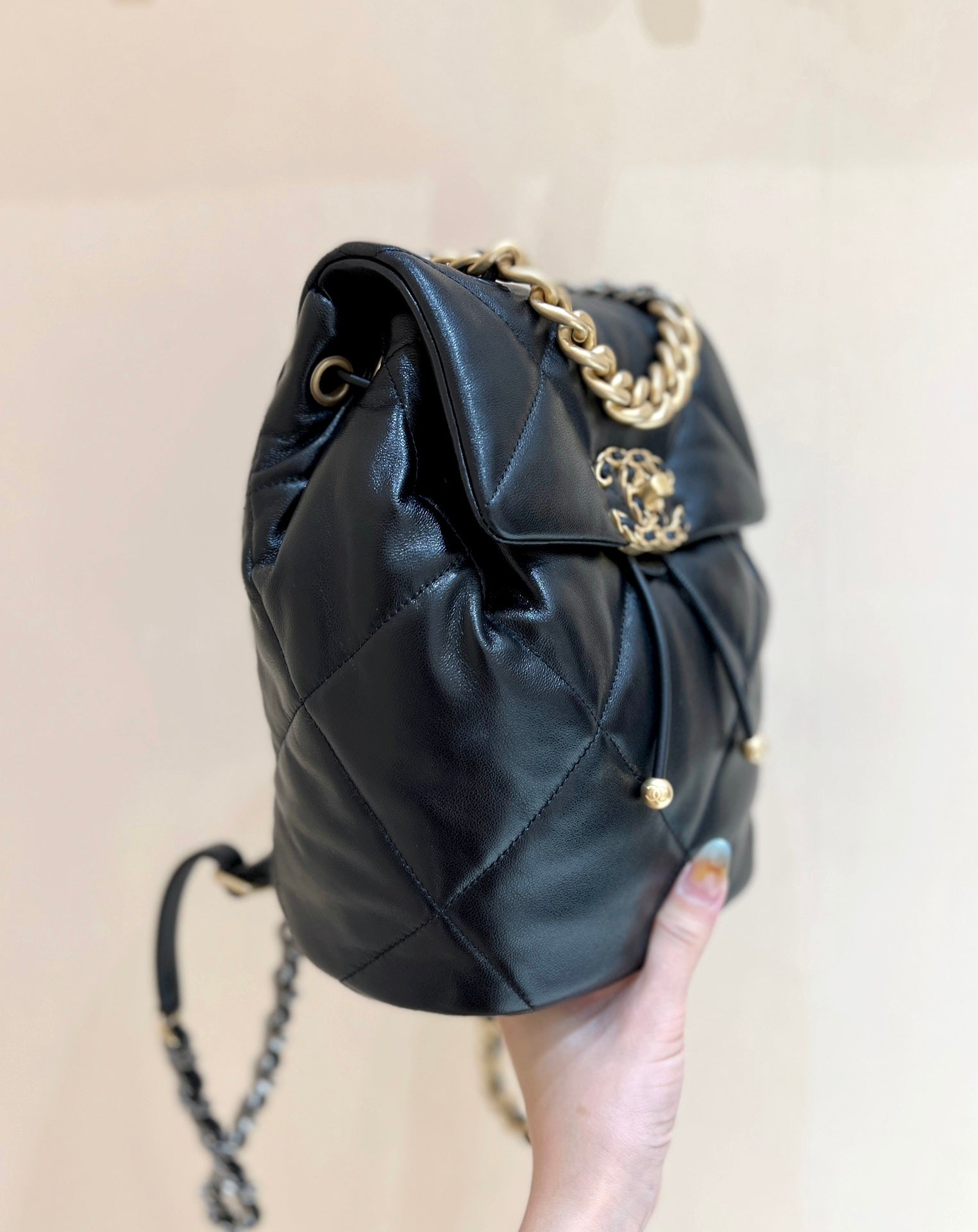 CC 19 SAC À DOS BAG 26CM NOIR GOATSKIN QUINCAILLERIE OR