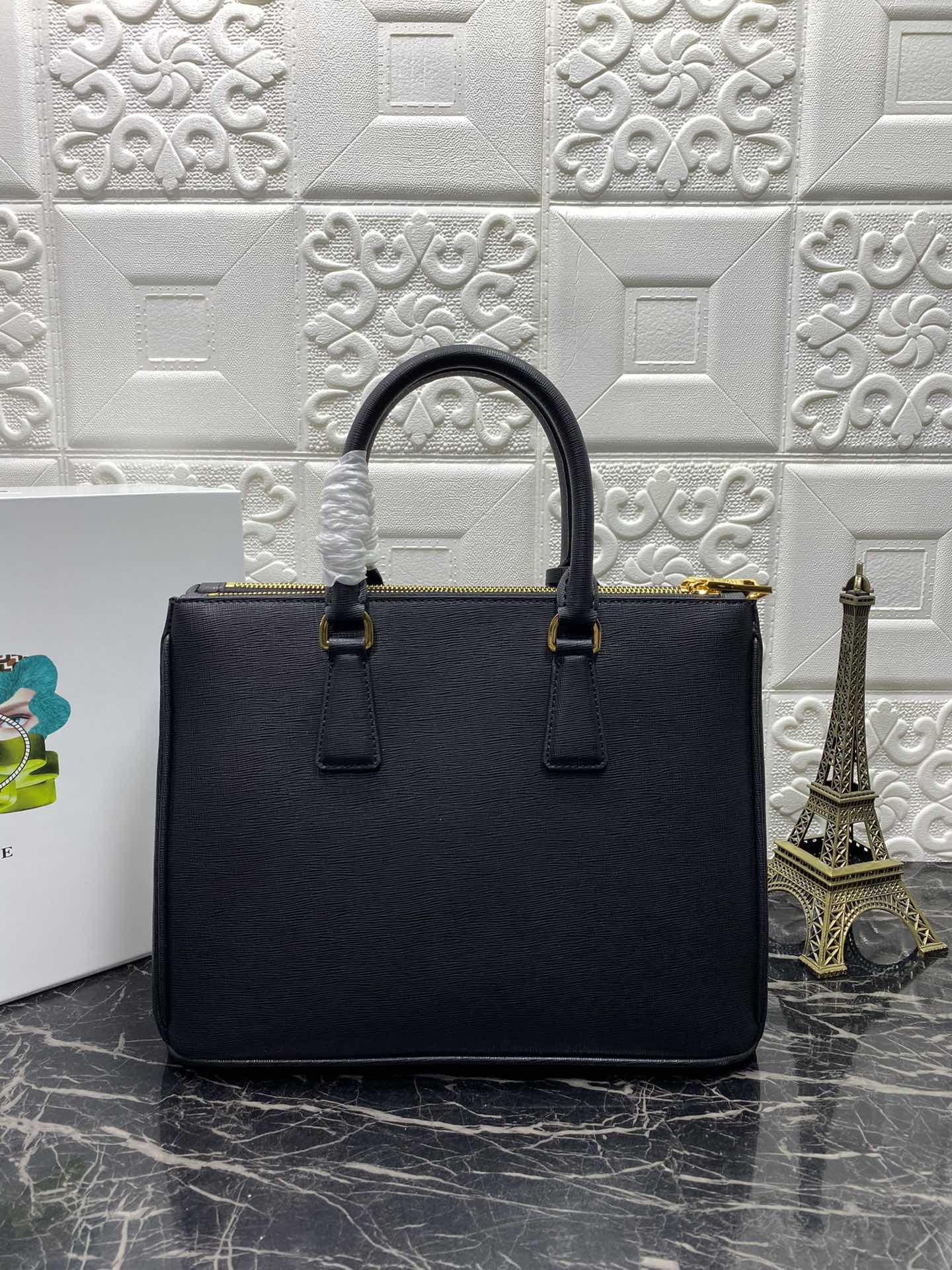 PRA GALLERIA 32 BAG IN BLACK Cuir Saffiano