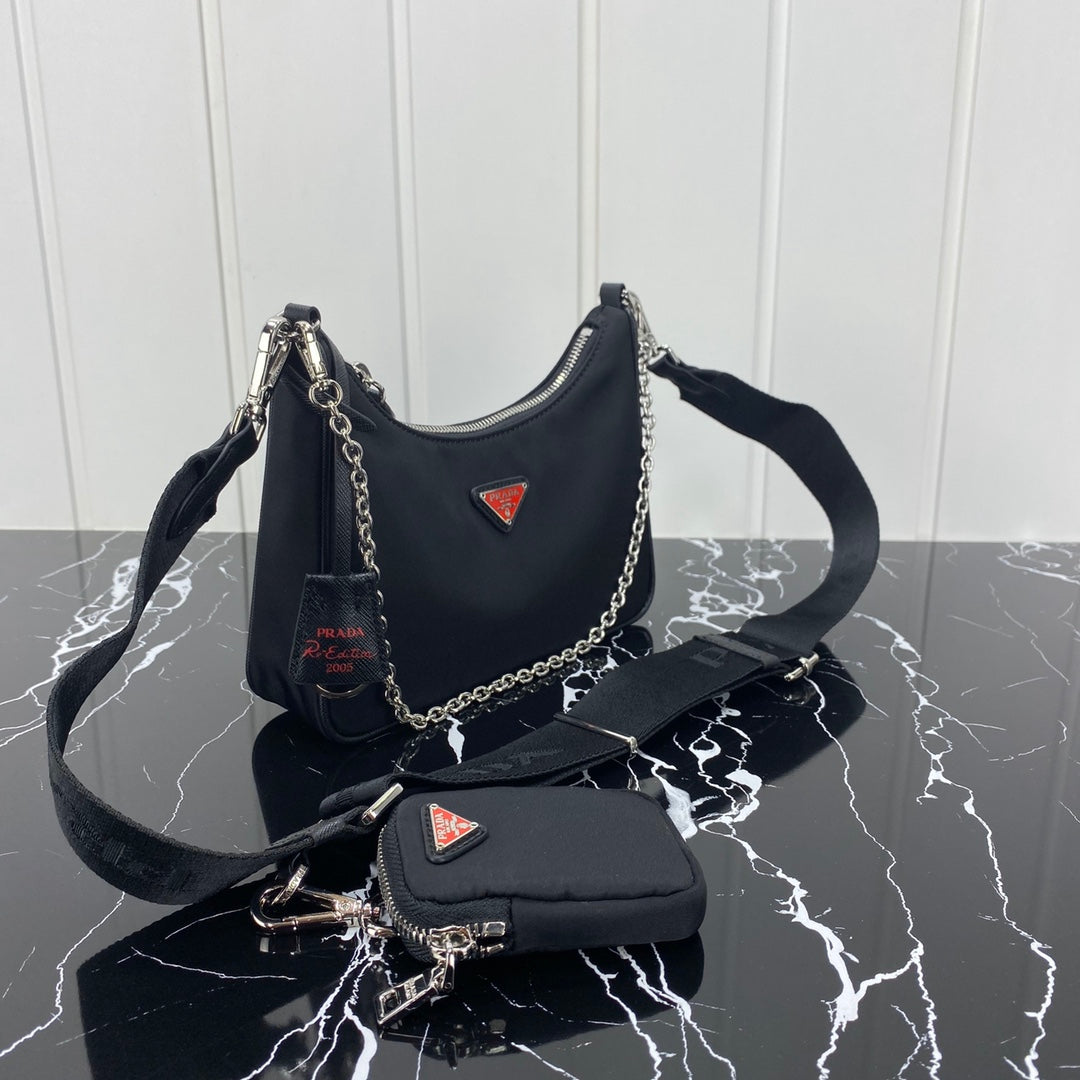 SAC PRA HOBO 22 EN NYLON NOIR AVEC LOGO ROUGE