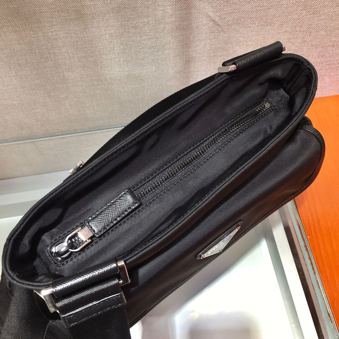 SAC BANDOULIÈRE LOGO TRIANGLE 25 EN RE-NYLON NOIR ET FINITIONS EN CUIR SAFFIANO