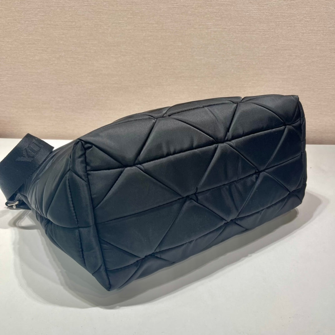 CABAS 33 EN RE-NYLON MATELASSÉ À MOTIF TRIANGLE NOIR