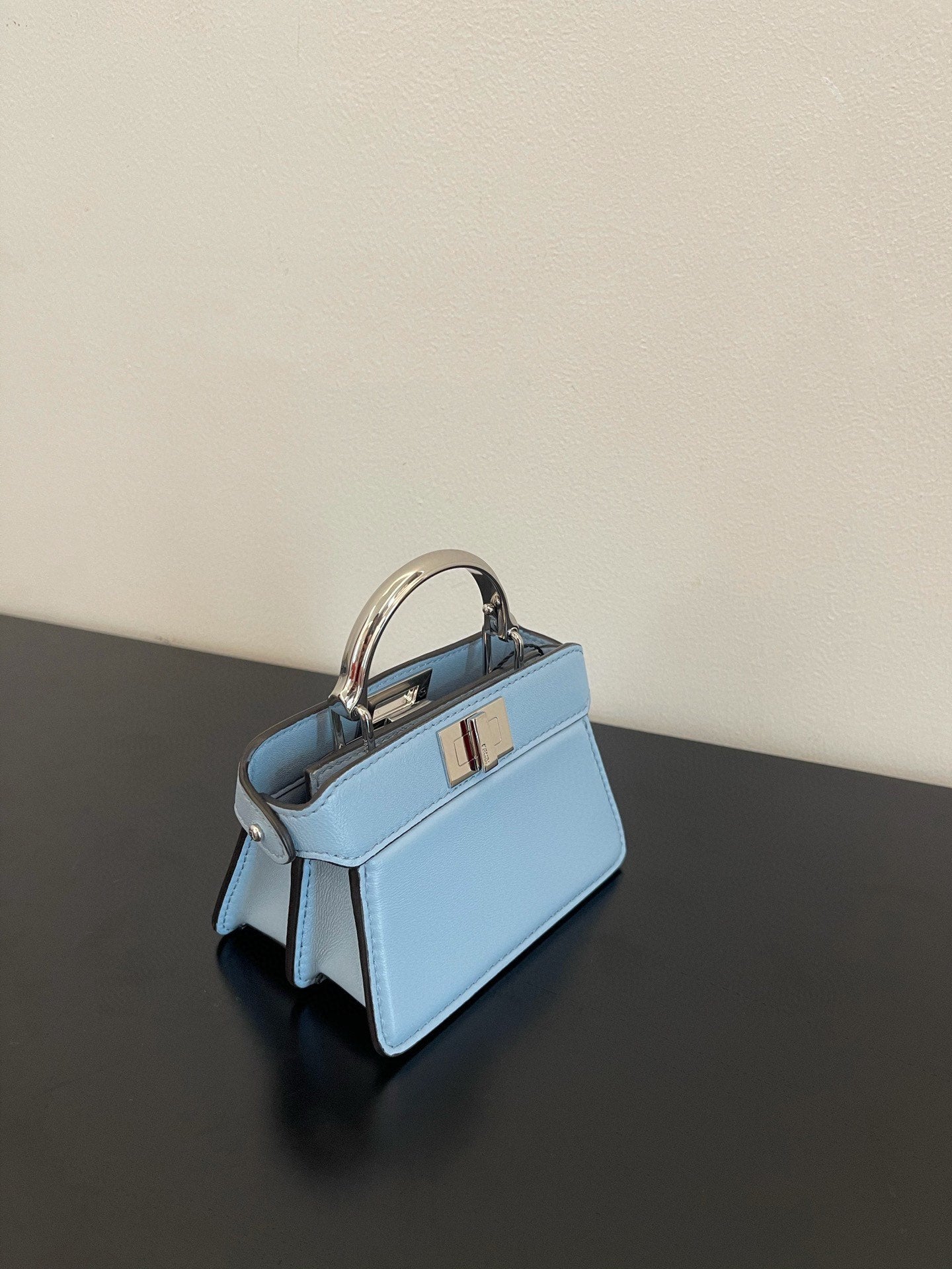 FENDI PEEKABOO ISEEU MICRO 12 SAC À MAIN EN VEAU BLEU CLAIR AVEC QUINCAILLERIE DORÉE