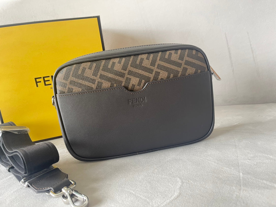 FENDI ROMA 22 POCHETTE EN VEAU FF BRUN CHOCOLAT QUINCAILLERIE ARGENT AVEC LOGO DORÉ