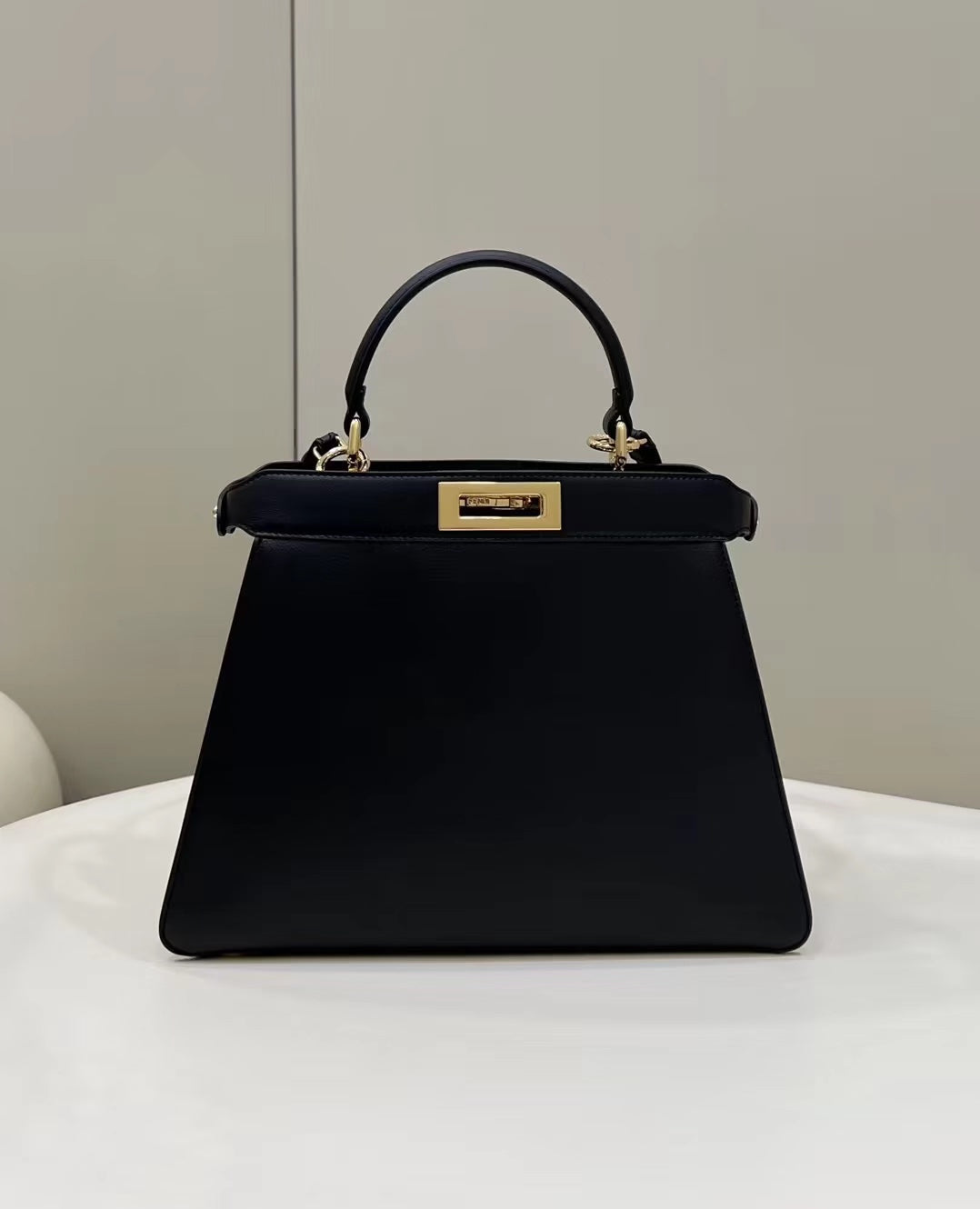 FENDI PEEKABOO 33 EN VEAU NOIR AVEC BANDOLIÈRE QUINCAILLERIE OR