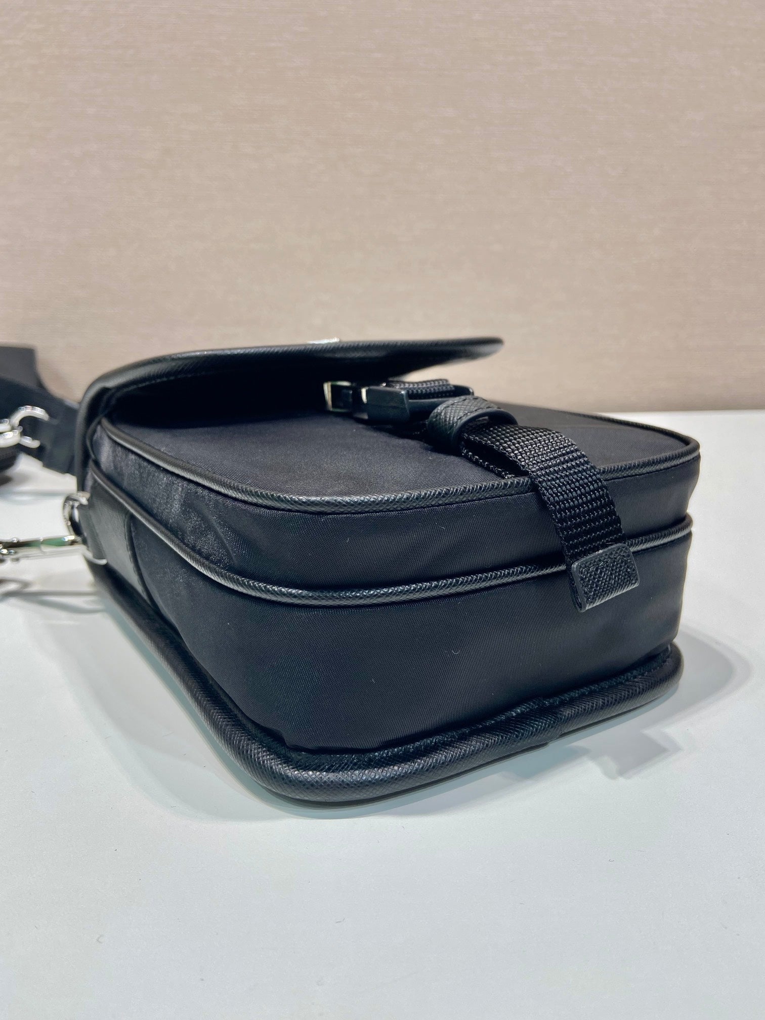 SAC POUR TÉLÉPHONE 19 EN RE-NYLON NOIR ET FINITIONS EN CUIR SAFFIANO
