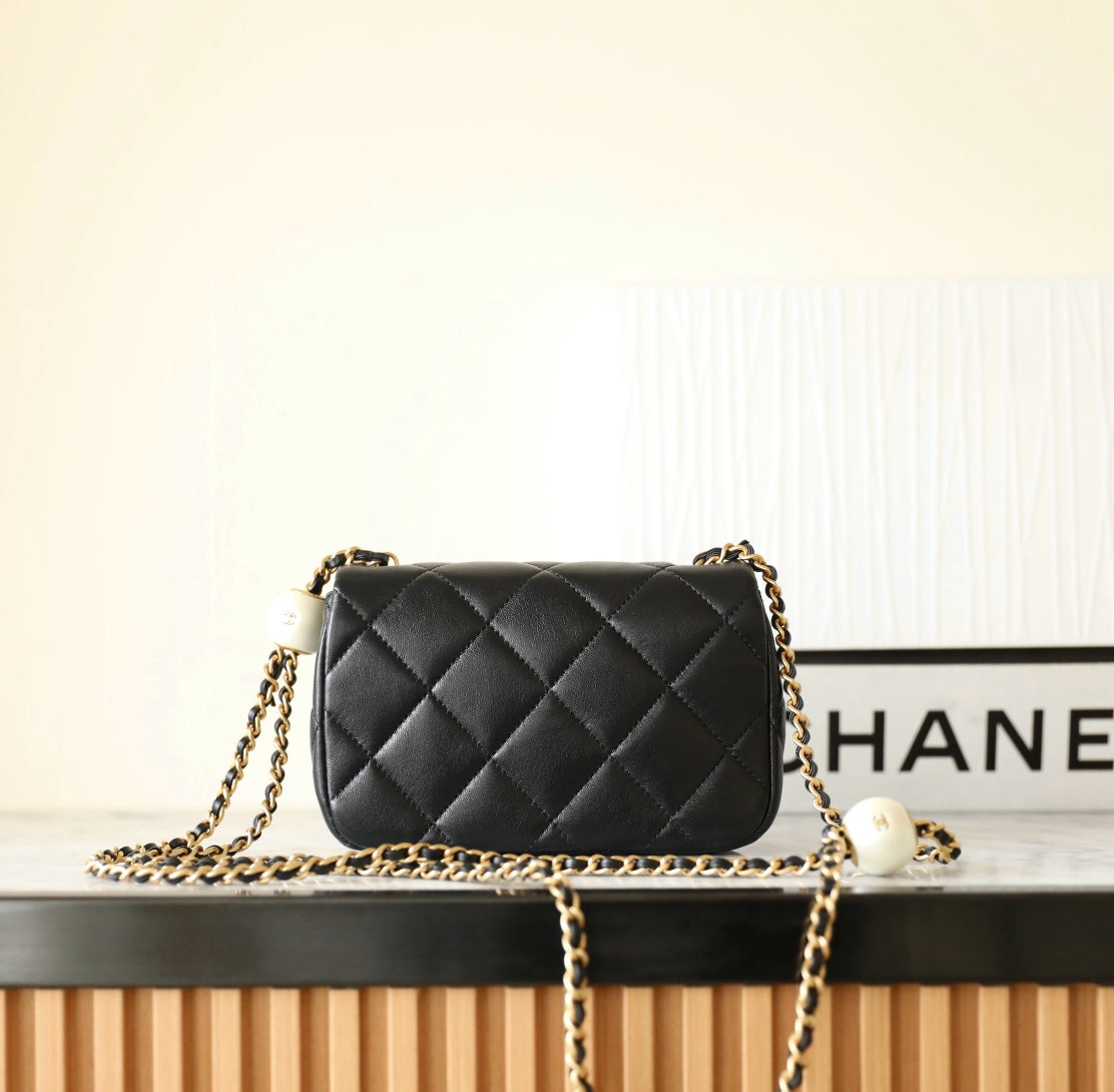 cc 24s mini sac à rabat 17cm agneau noir boule de perle