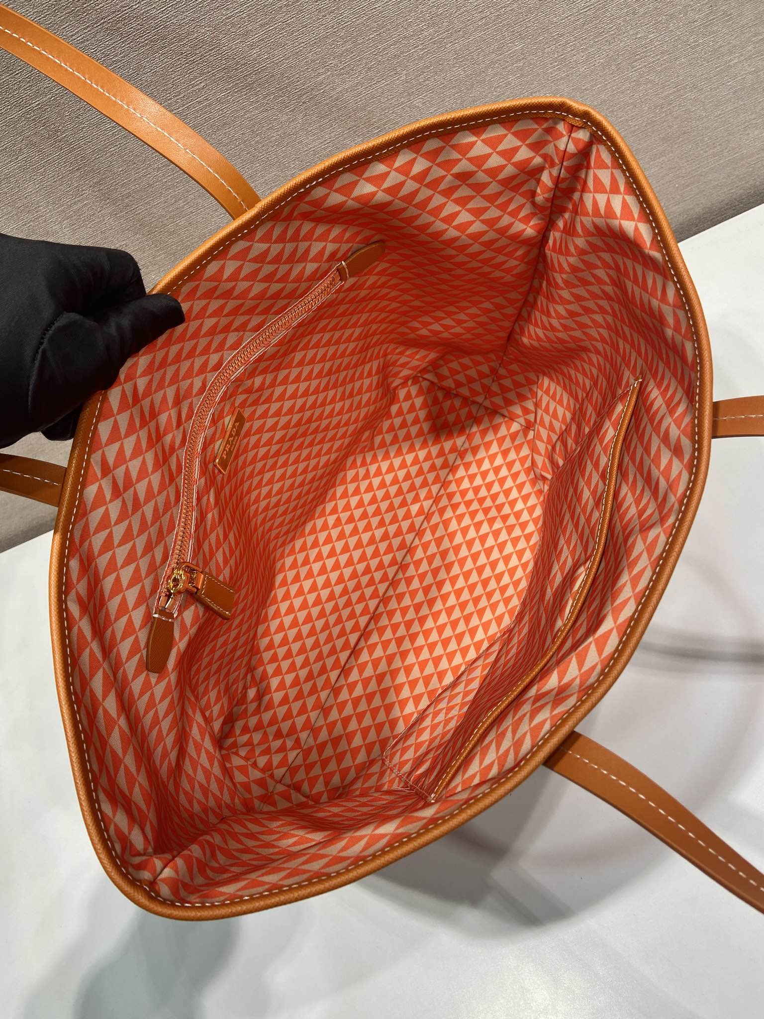 TOTE BAG 33 IN ORANGE MIX WHITE TRIANGLE PATTERN EMBROIDERED FABRIC - Image du produit 2