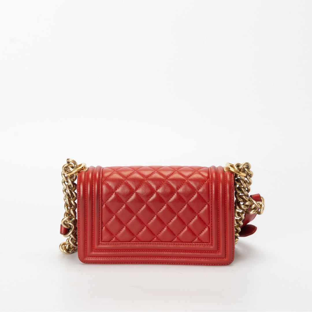 Petit sac bandoulière Chanel Boy capitonné à rabat