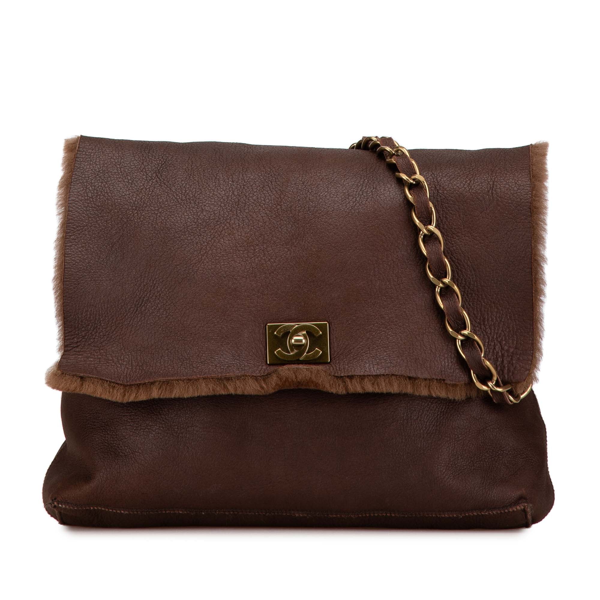 Sac bandoulière Chanel à chaîne à rabat en nubuck et bordure en shearling Marron
