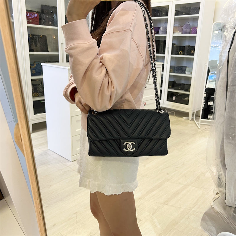 Chanel Seasonal Medium Flap Bag en Chevron Quilted Bleu marine Agneau et SHW (Model: )