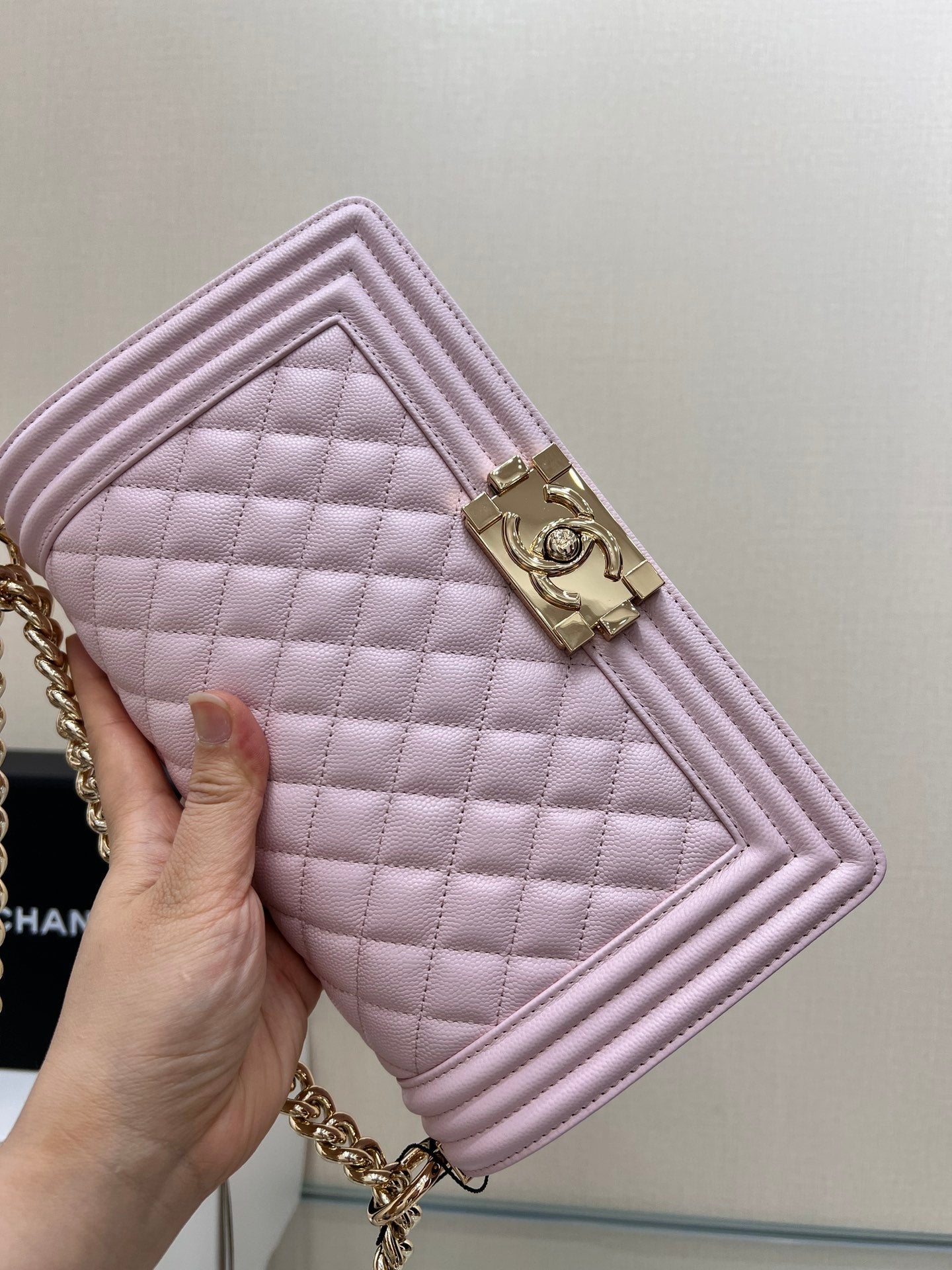 BOY BAG MEDIUM 25 ROSE CLAIR CAVIAR QUINCAILLERIE OR