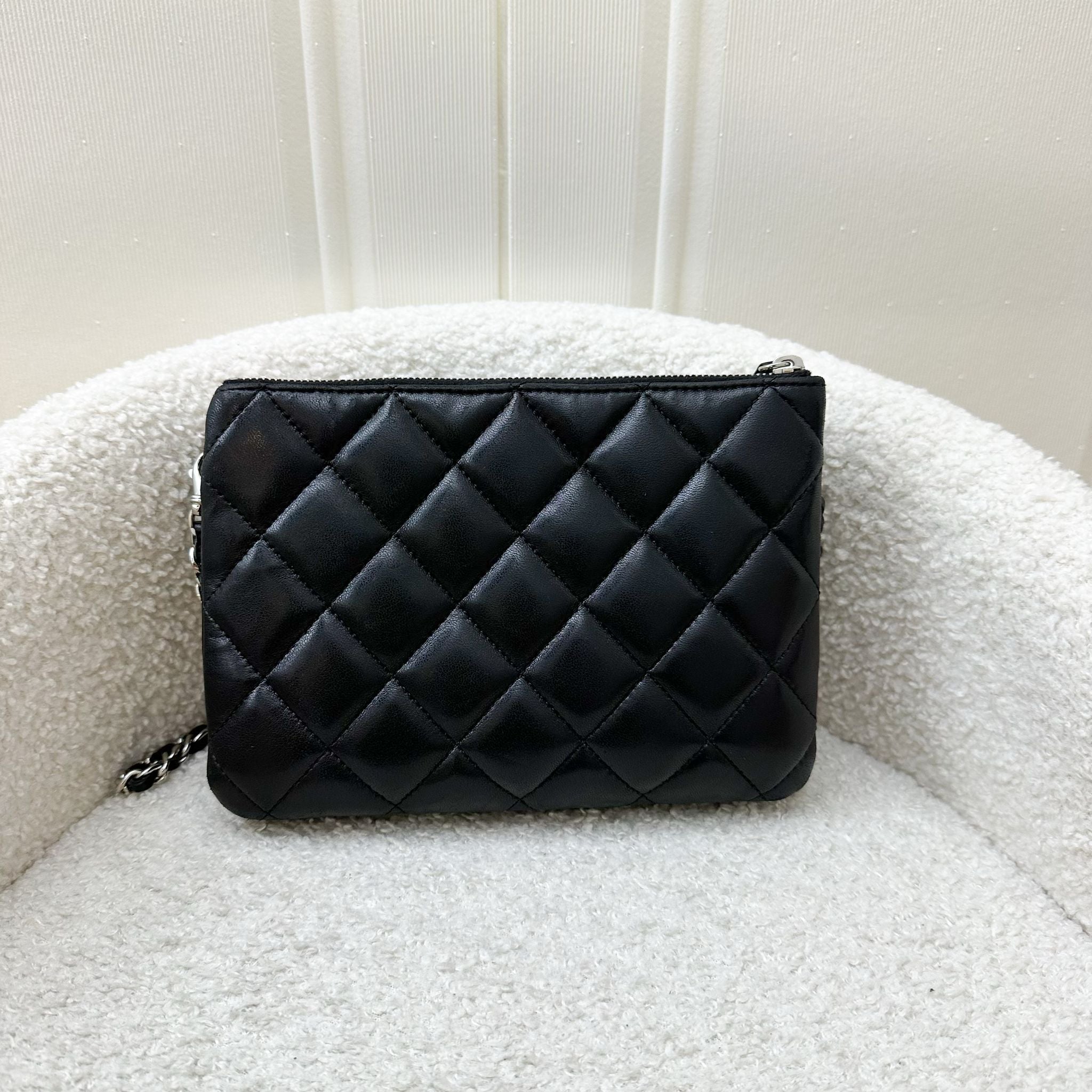 Chanel 14P Mini Sac bandoulière à rabat avec compartiment zippé en Agneau Noir et SHW