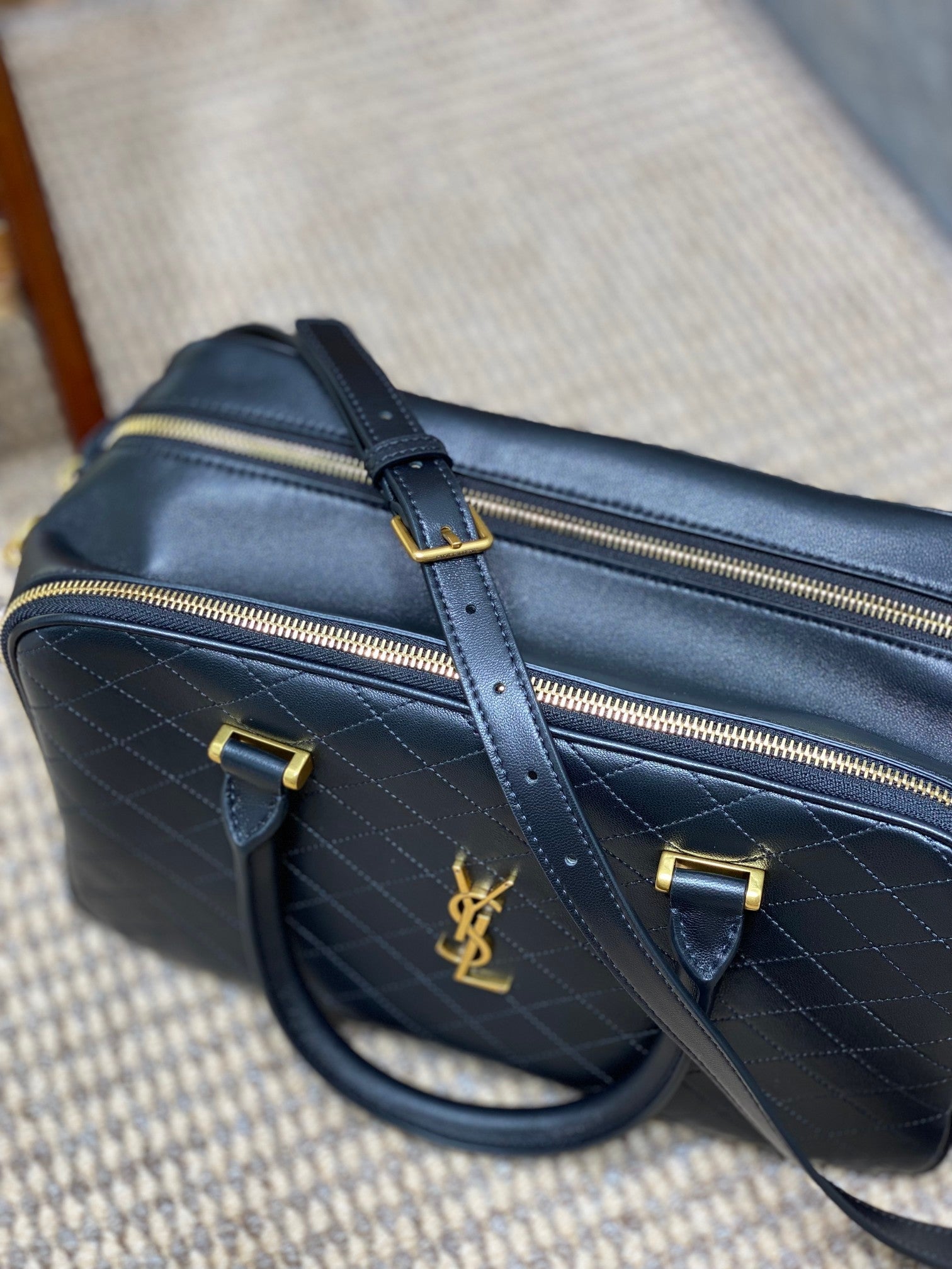 SMALL TRAVEL BAG 31 EN AGNEAU QUILTÉ NOIR QUINCAILLERIE DORÉE