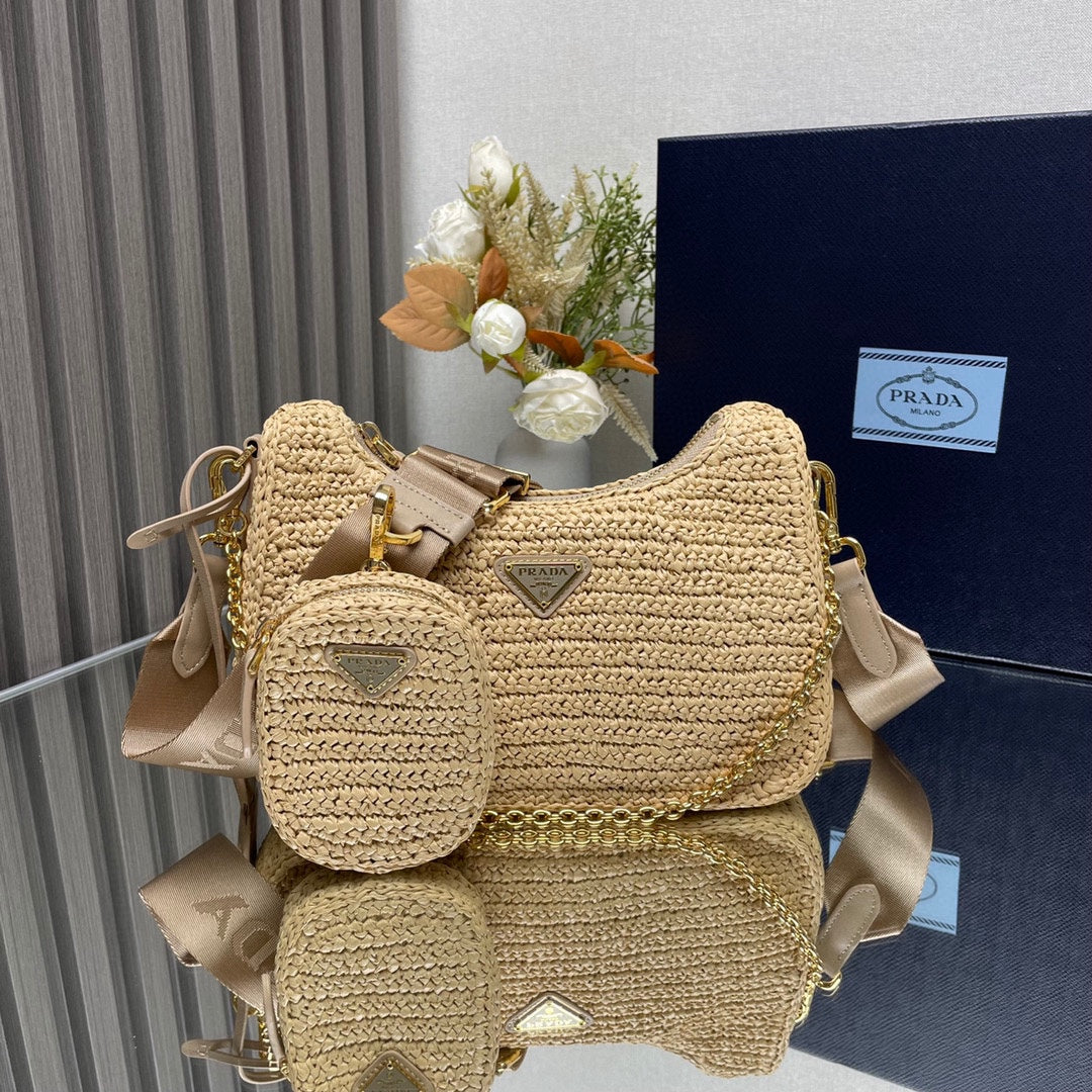 WOVEN HOBO BAG 23 IN Beige RAFFIA Finitions dorées TRIANGLE LOGO