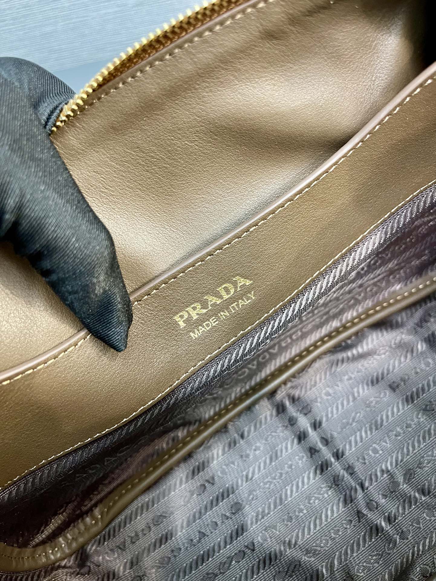 SAC BANDOULIÈRE 28 EN DAIM MARRON FAUVE LOGO DORÉ