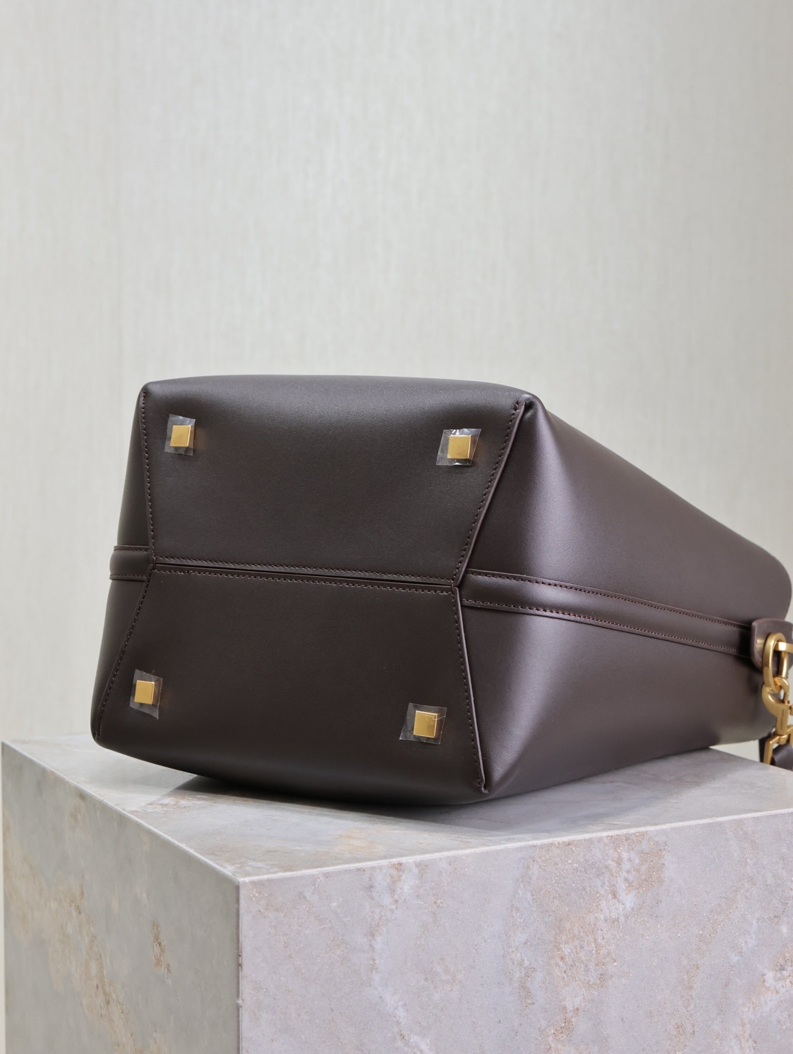 SAC SEAU MEDIUM LE 37 26 EN VEAU MARRON BRUNETTE QUINCAILLERIE OR