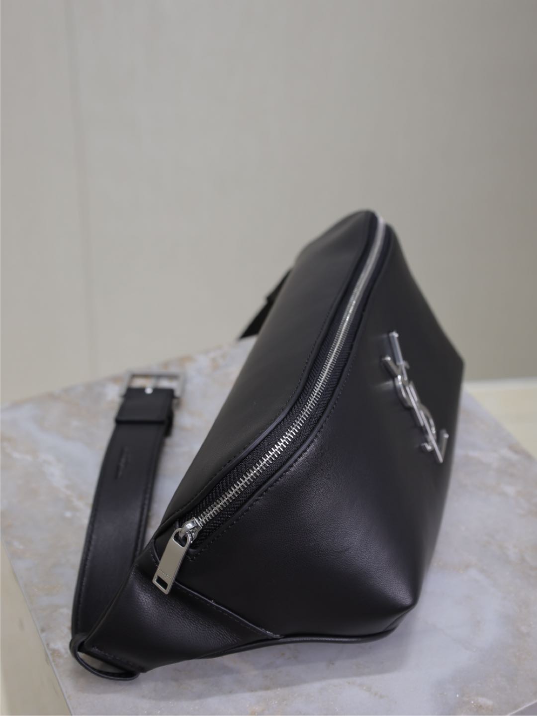 CLASSIC Sac bandoulière 25 IN Noir LAMBSKIN Argenté LOGO