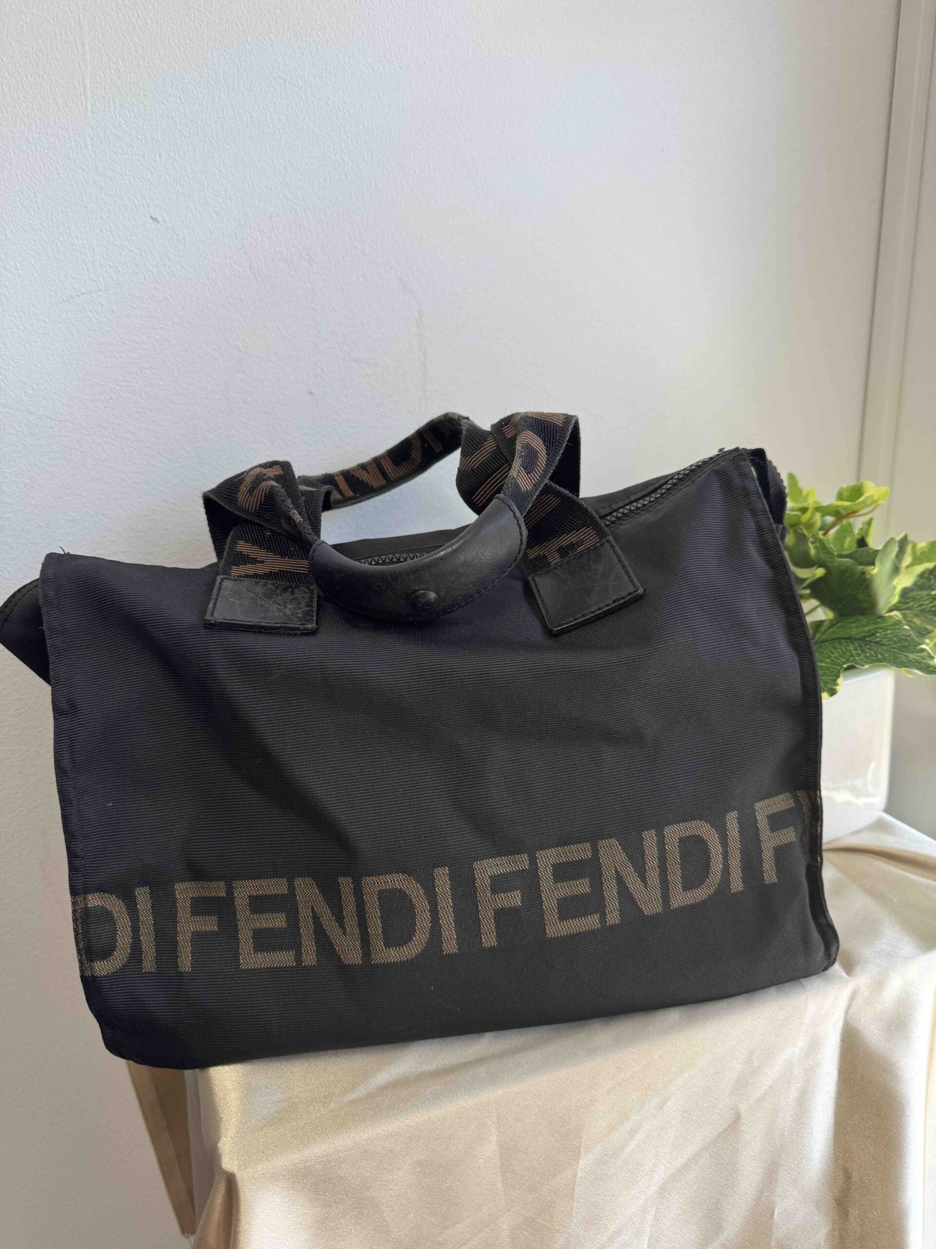 FENDI Cabas en Nylon Noir avec Logo Fendi