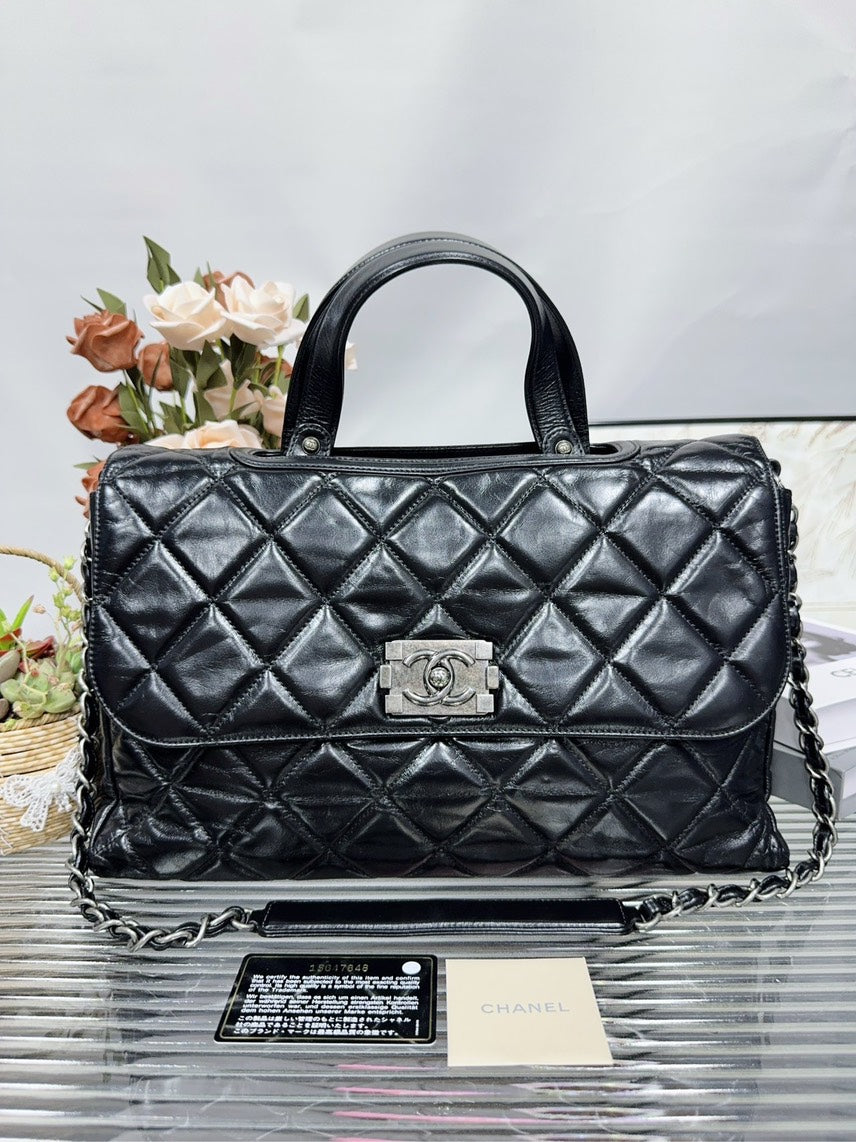 Chanel Sac bandoulière matelassé en cuir noir HFY
